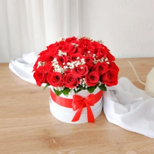 Ramos de rosas rojas elegantes caja blanca lazo rojo gypsophila