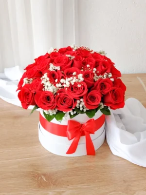 Ramos de rosas rojas elegantes caja blanca lazo rojo gypsophila