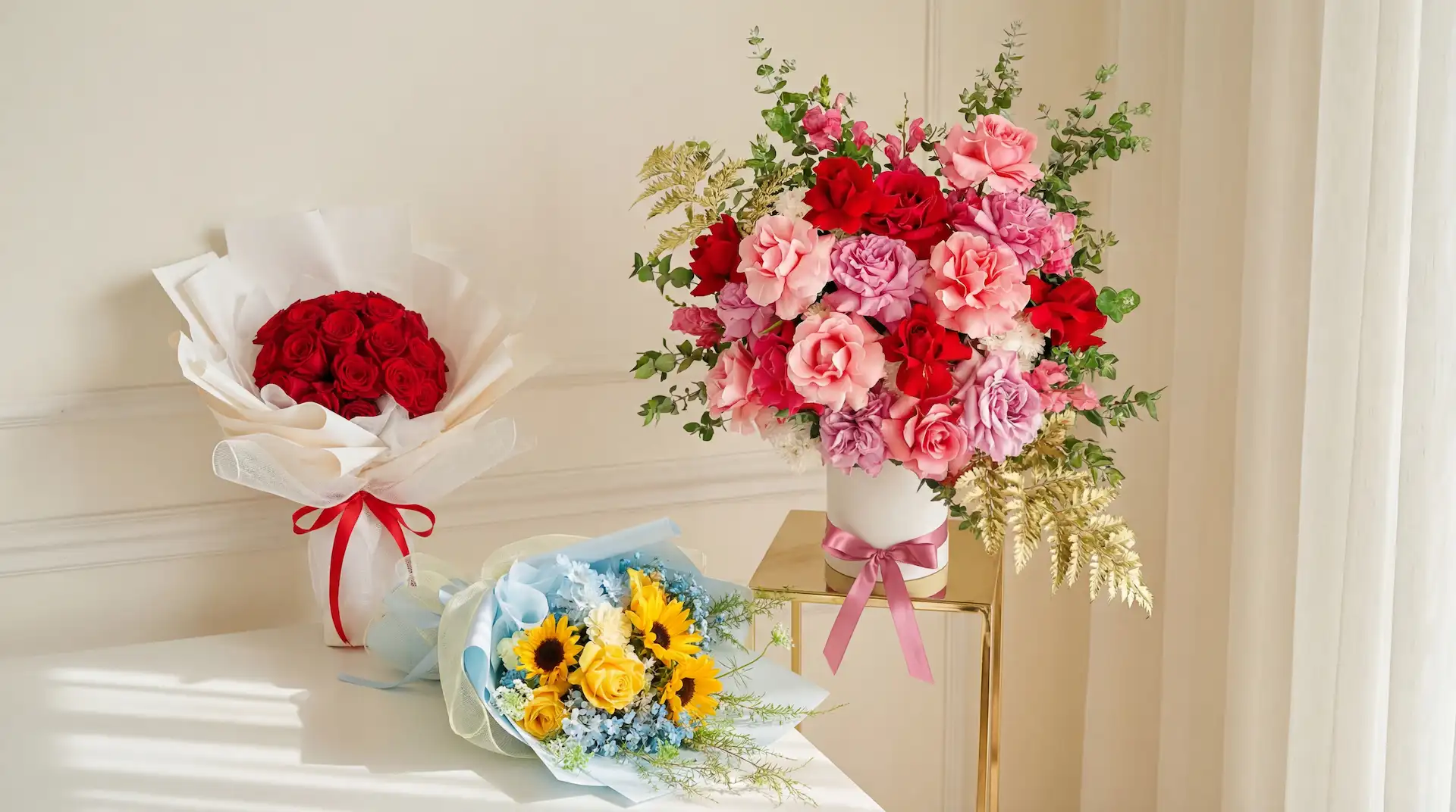 Variedad de bouquets de flores para diferentes ocasiones: rosas rojas, arreglo rosado y girasoles en floristería de Bogotá