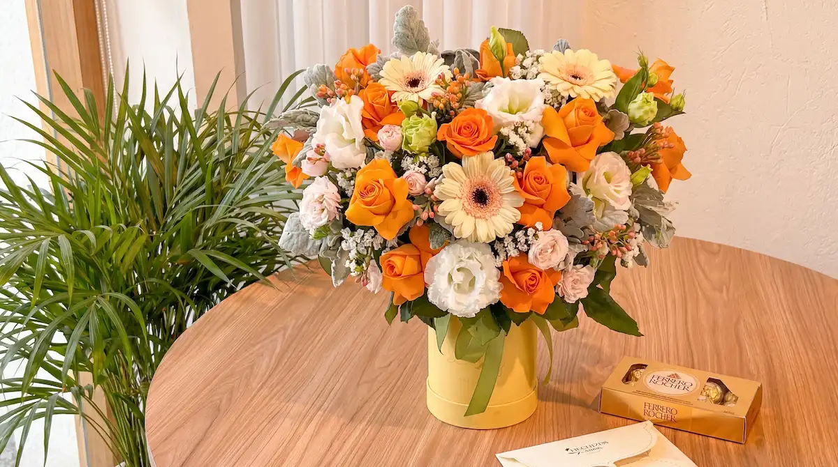 Rosas en tonos cálidos naranjas que simbolizan entusiasmo y atracción